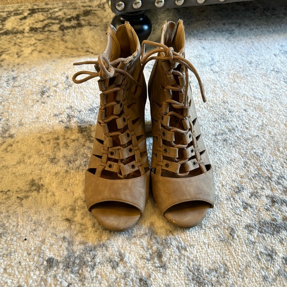 Lace-up heels - Picture 1 of 3